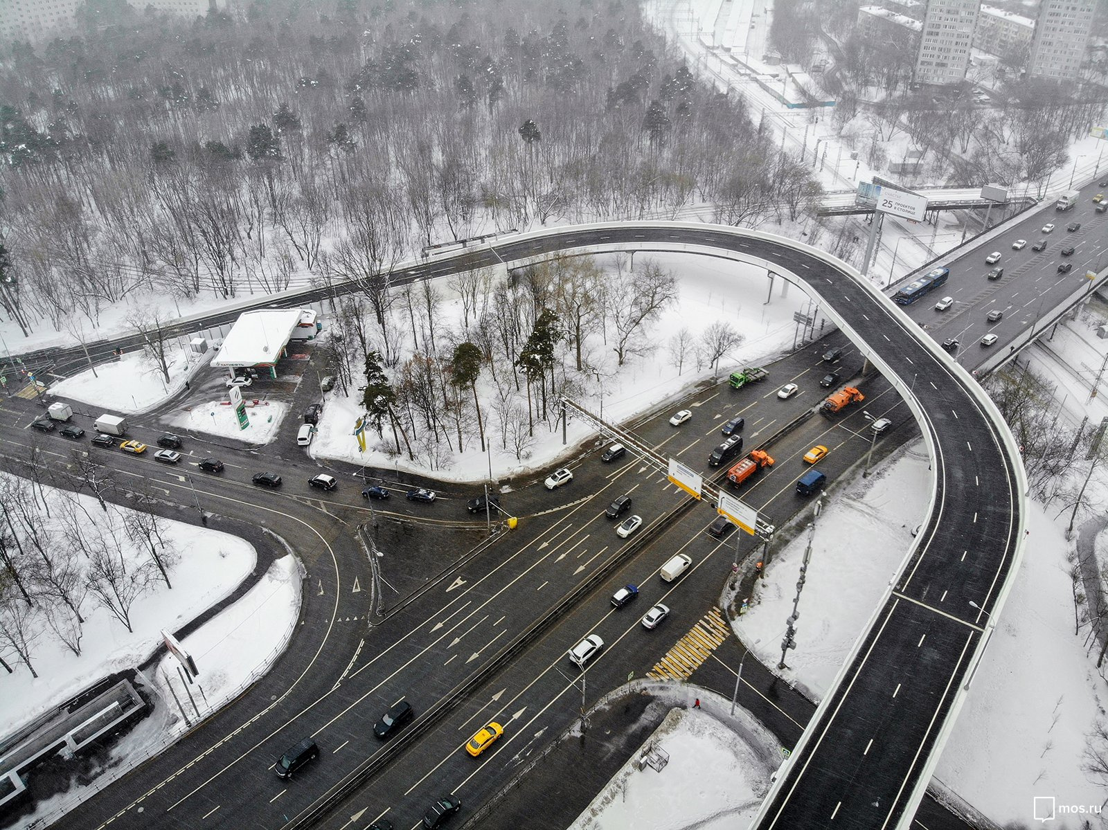 В Москве на Волоколамском шоссе открыта разворотная эстакада | Время России